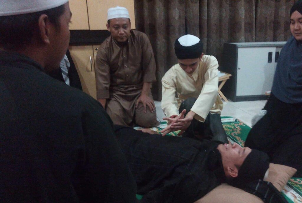perubatan Islam membuang sihir pada diri pesakit - rawatan jarak jauh juga disediakan